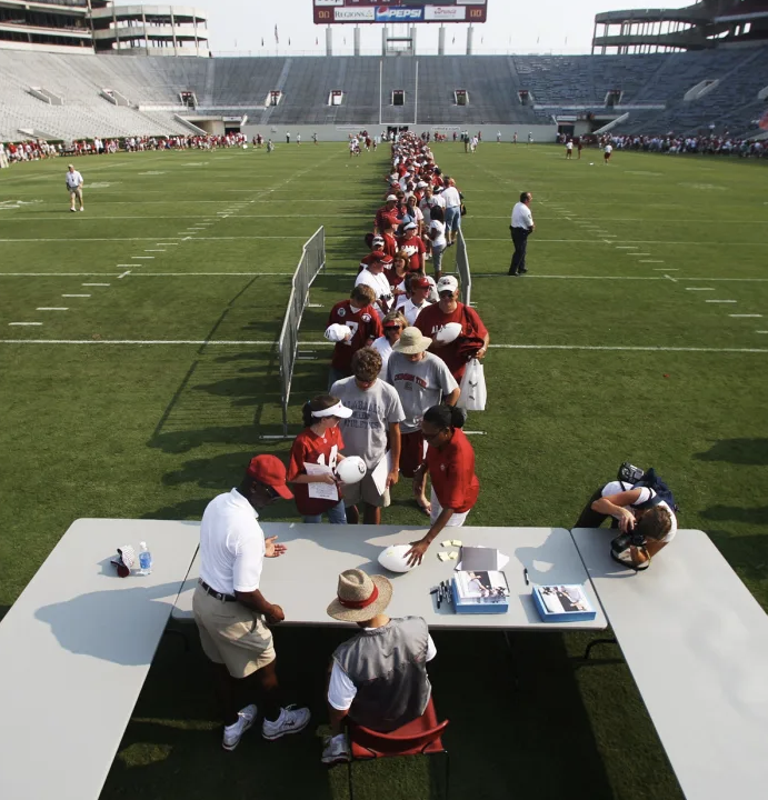 Photo of the Day: Nick Saban signs autographs in 2007 Roll Tide..